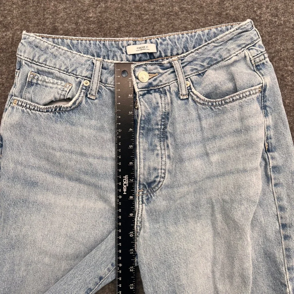 Forever 21 Premium Women Distressed High‎ Rise Mom Jeans Light Wash Size 26